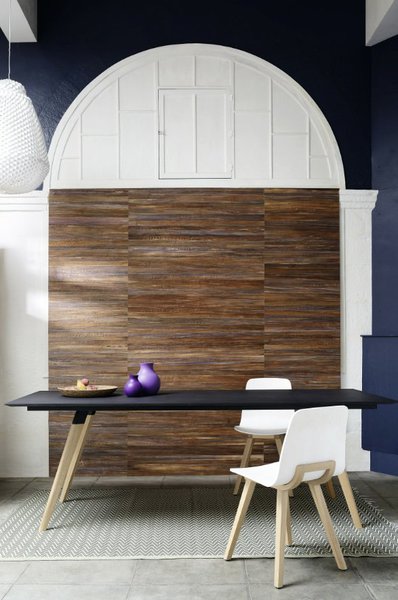 Ce revêtement est formé d'écorces d'abaca colorées et collées artisanalement. RM 902. Elitis.