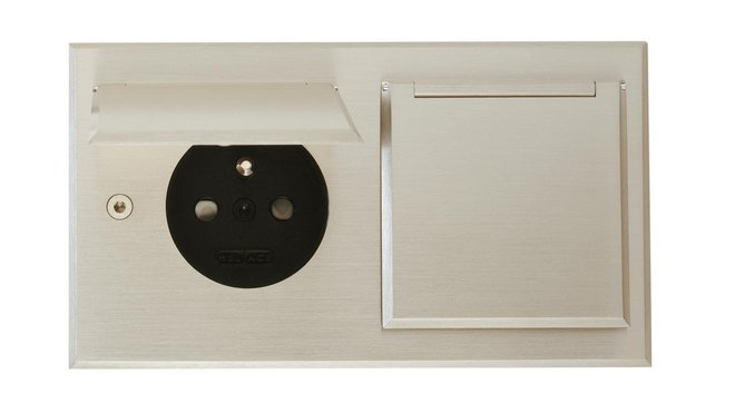 Une prise double en laiton, avec cache, un produit phare de la maison Meljac. Collection Classique. Une prise double en laiton, avec cache, un produit phare de la maison Meljac. Collection Classique.