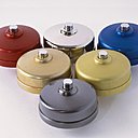 Un petit air rétro, pour ces boutons de sonnette macaron en laiton ou aluminium massif. Collection Volumes.