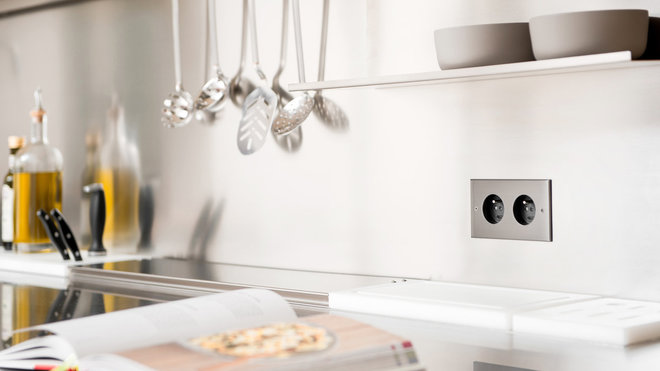 Sobre et fonctionnel, ces double-prises sont indispensables sur un plan de travail dans une cuisine, pour le petit électroménager. Sobre et fonctionnel, ces double-prises sont indispensables sur un plan de travail dans une cuisine, pour le petit électroménager.