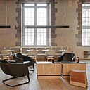 Pour plus d’authenticité, l’enduit d’origine est conservé ainsi que l’appareillage en grès rose. Le parquet en chêne vieilli et le mobilier contemporain contribuent à la sobriété architecturale dictée par les architectes.