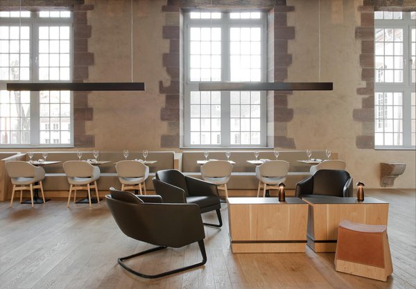 Pour plus d’authenticité, l’enduit d’origine est conservé ainsi que l’appareillage en grès rose. Le parquet en chêne vieilli et le mobilier contemporain contribuent à la sobriété architecturale dictée par les architectes.