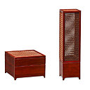 Le porte-encens (au milieu) et les boîtes à bijoux (sur les côtés) sont faits de bois de cerisier et de bambou tressé.