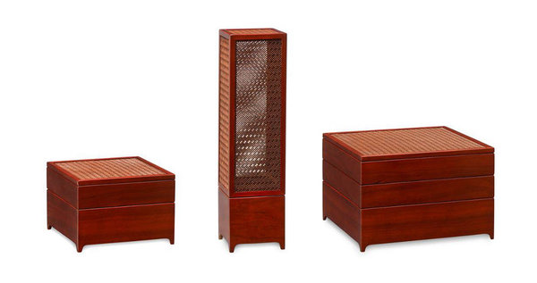 Le porte-encens (au milieu) et les boîtes à bijoux (sur les côtés) sont faits de bois de cerisier et de bambou tressé.