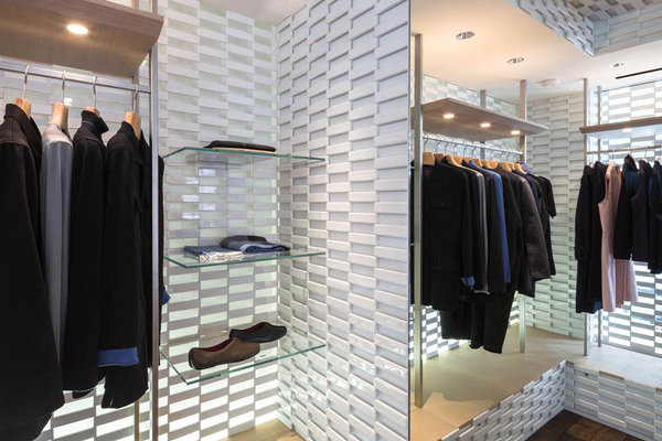 Pour une fête des Mères parfaite, Shang Xia offre à ses clients du samedi 24 mai la possibilité de se faire calligraphier un message personnel sur une carte en papier de riz.