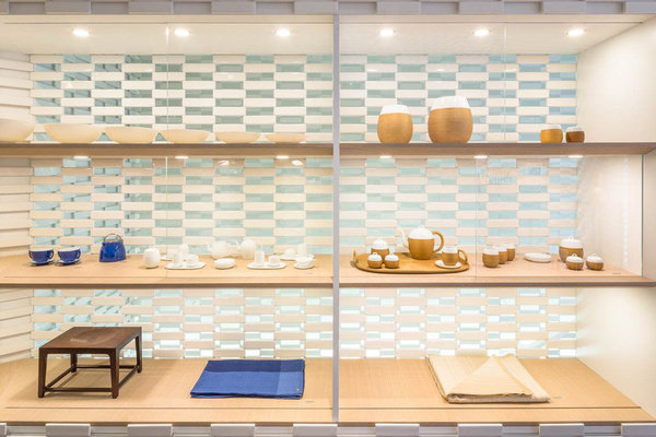 Pendant la durée des Designer’s Day, Shang Xia illumine les vitrines et l’intérieur de sa boutique du 8 rue de Sèvres avec des paysages dessinés au pinceau et un ensemble d'objets traditionnels sublimé par la fameuse pierre d'encre.