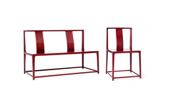 La collection de meubles en bois de hêtre laqué, nommée Da Tian Di (entre ciel et terre) s’inspire du style de la dynastie Ming.