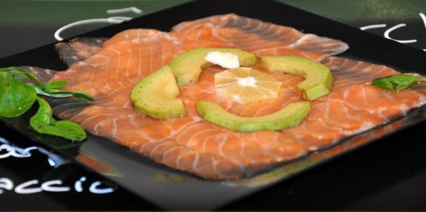 Pour les inconditionnels du poisson, un carpaccio de saumon avocat.
