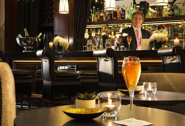 Le chef barman de l’hôtel propose des cocktails et autres boissons de haut standing jusqu’au bout de la nuit.