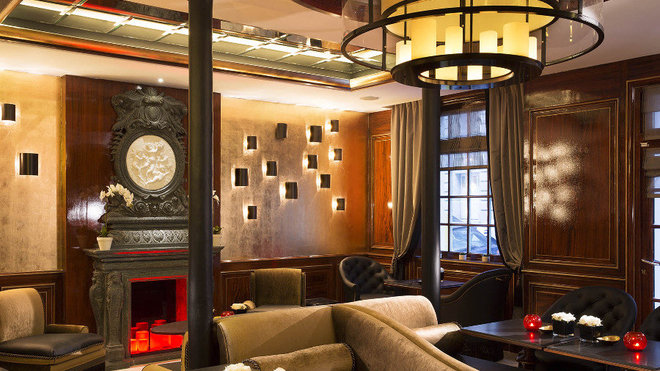 Le petit salon de l’hôtel Belmont s’organise autour de la cheminée renaissance en marbre vert, et peut accueillir jusqu’à 25 personnes.