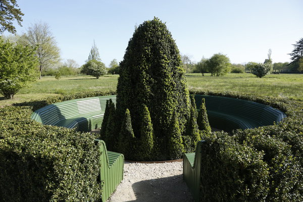 Le presse-citron, carte verte à l’artiste Betty Bui dans le parc du Goualoup. Cette œuvre-objet est réalisée avec des buis de Belgique, âgés de 50 ans et taillés. Elle reprend l’idée de l’objet usuel agrandie à l’échelle architecturale et sculpturale du mobilier urbain. Le presse-citron devient alors un élément de vie, de confort,  de repos, de rencontre, de conversation comme une chambre de verdure, avec une dimension privée voir intime de l’espace public.
