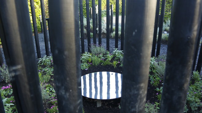 Purgatorium, une création américaine de David Seiter, Elodie Egonneau, Cecil Howell et Houng Jin Cho, paysagistes, et Loïs Farningham, artiste. Ce jardin, entraînant dans un cheminement vers un « purgatorium », évoque celui de Thomas d’Aquin, qui a ainsi conceptualisé l’idée des péchés capitaux : soit on désire un bien, soit on fuit un bien que l’on désire comme un mal. Purgatorium, une création américaine de David Seiter, Elodie Egonneau, Cecil Howell et Houng Jin Cho, paysagistes, et Loïs Farningham, artiste. Ce jardin, entraînant dans un cheminement vers un « purgatorium », évoque celui de Thomas d’Aquin, qui a ainsi conceptualisé l’idée des péchés capitaux : soit on désire un bien, soit on fuit un bien que l’on désire comme un mal.