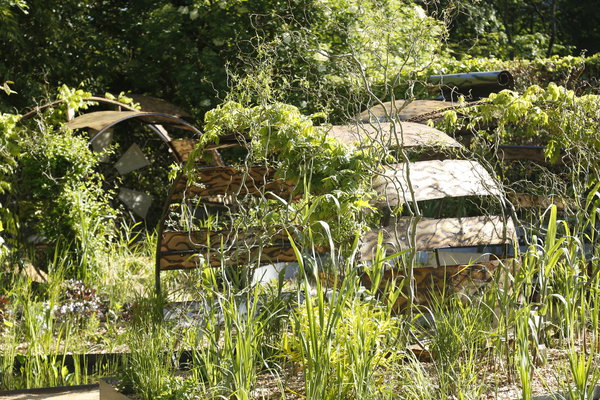 Le jardin déchêné, une création française de Romain Bardin, ingénieur paysagiste, Manon Chevalier, élève ingénieur paysagiste et Antonietta Masillo, anthropologue. Inspiré par la fable de Jean de La Fontaine « Le Chêne et le Roseau », mise en scène d’un arbre brisé par sa chute et du vent, bourreau de l’orgueil destructeur.