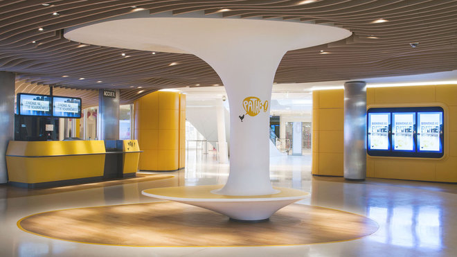 Tous les éléments, bornes, billetteries, sièges et comptoirs semblent avoir poussé comme des plantes.