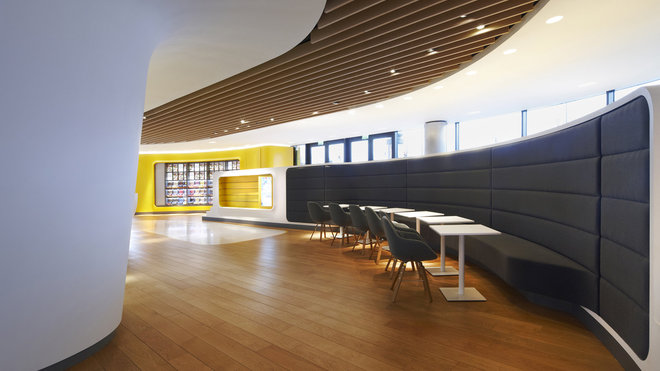 Gris, jaune banane, blanc et bois pour une ambiance ensoleillée avec un travail particulier de la lumière.