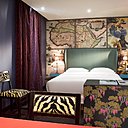 Dans les chambres "Afrique", les sièges sont recouverts de velours zèbre. Hôtel du Continent.