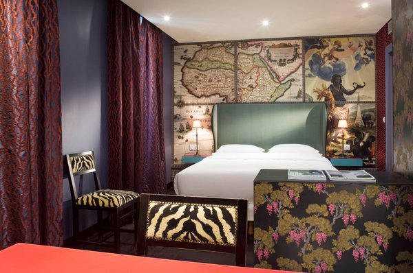 Dans les chambres "Afrique", les sièges sont recouverts de velours zèbre. Hôtel du Continent.