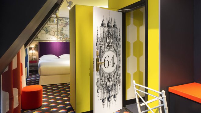 Ambiance très graphique dans les chambres "Amérique". Hôtel du Continent.