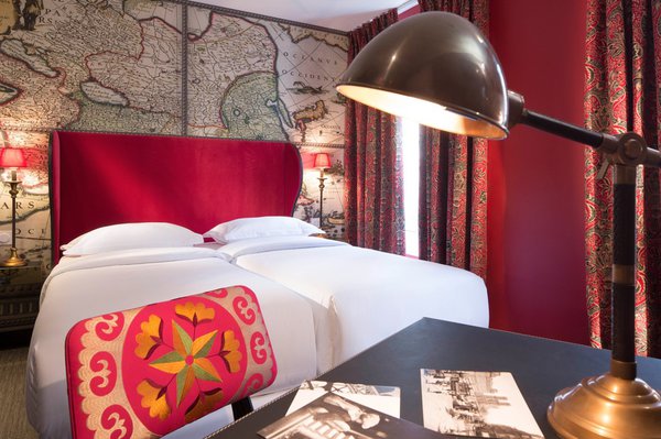 Harmonie de rouges dans les chambrse "Asie". Hôtel du Continent.