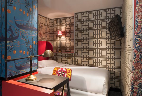 Au mur de cette chambre "Asie", un claustra chinois. Hôtel du Continent.