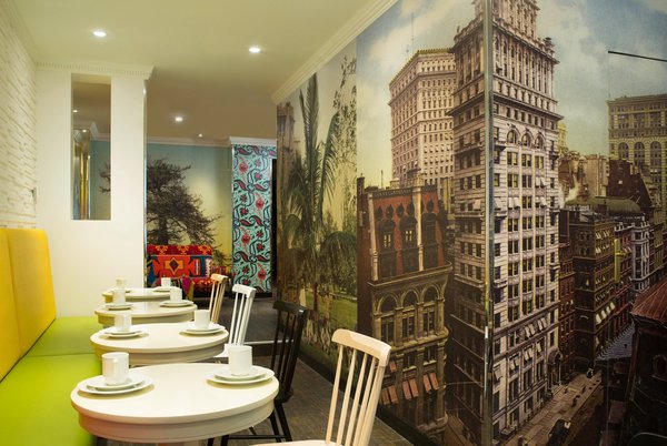 Dans la salle du petit-déjeuner, les six continents cohabitent. Hôtel du Continent.