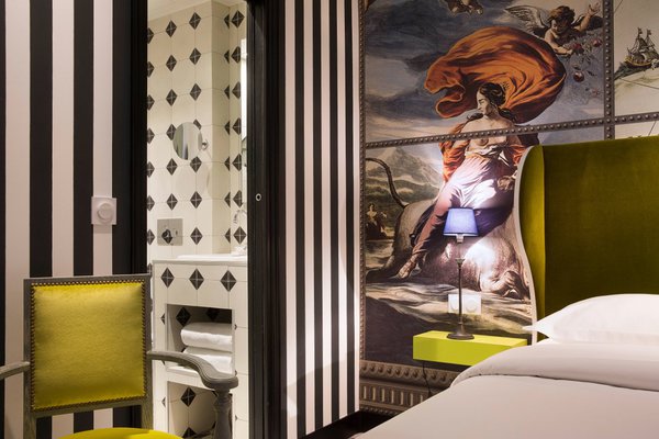 La salle de bains des chambres "Europe" se veut très parisienne. Hôtel du Continent.