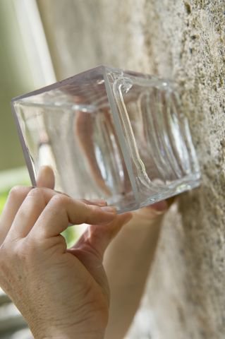 Etape 4 : Appliquez un cordon de colle sur un côté du photophore en traçant un contour proche du bord.