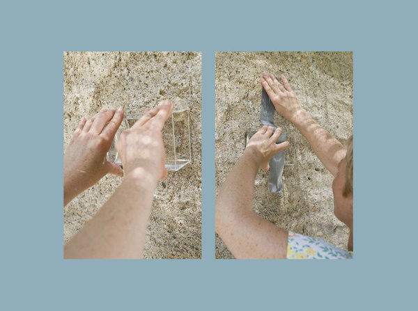 Etape 5 : Positionnez le photophore contre le mur, et maintenez-le jusqu’à ce que la colle commence à prendre légèrement. Une fois que le photophore est assez stable, utilisez le scotch Power Tape pour maintenir le photophore le temps que la colle sèche totalement.