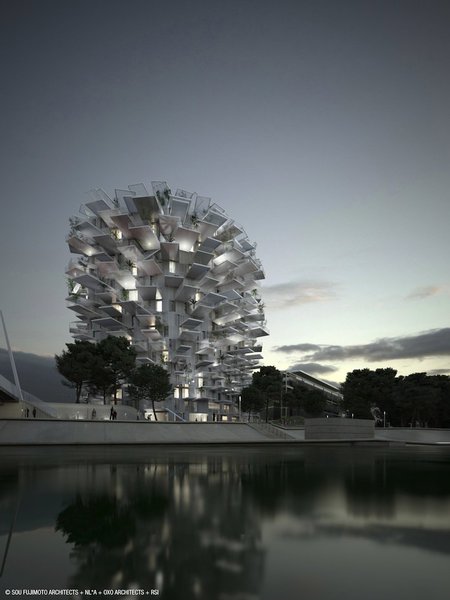 L’Arbre Blanc, plus haute « folie » du programme architectural montpelliérain est un point culminant dans la ville, une sorte de repère urbain qui, la nuit tombée, devient phare ou étoile, dans la skyline de la métropole régionale.