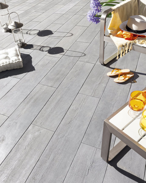 Lattes de pierre reconstituée façon planches de bois (Tennessee Grise).