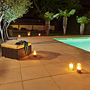 Non poreuse et non glissante,  la pierre reconstituée s'avère idéale pour border une piscine.