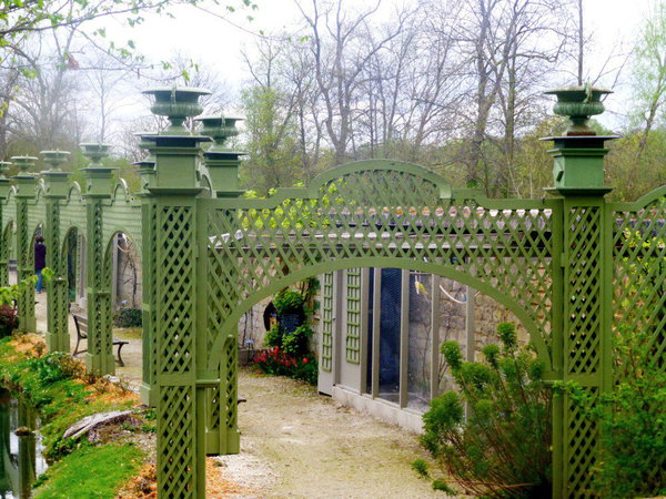 Les jardins publics ont recours au treillage pour sublimer des chemins de promenade.