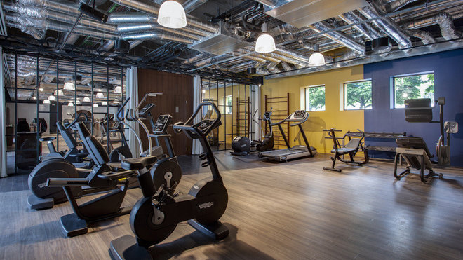 On retrouve les couleurs ocre et bleu emblématiques de la piscine Molitor jusque dans la salle de sport. On retrouve les couleurs ocre et bleu emblématiques de la piscine Molitor jusque dans la salle de sport.