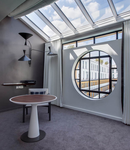 Toutes les 124 chambres de l’hôtel donnent sur la piscine.