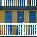 Les travaux de restauration de la piscine Molitor ont conservé l’esprit lieux en lui redonnant ses couleurs ocre et bleu de l’époque.