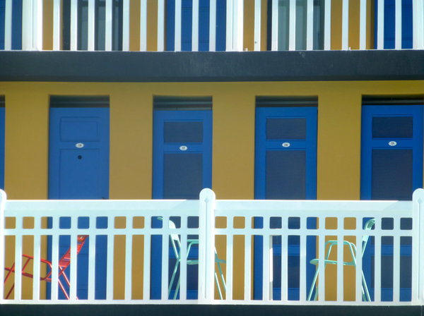 Les travaux de restauration de la piscine Molitor ont conservé l’esprit lieux en lui redonnant ses couleurs ocre et bleu de l’époque.