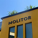 Sauvée de la destruction par un arrêté du 27 mars 1990 qui l’inscrivit aux monuments historiques, la piscine Molitor a aujourd’hui retrouvé toute sa gloire d’antan.