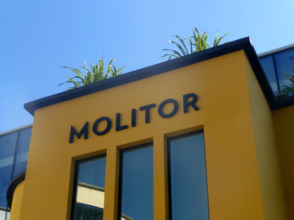 Sauvée de la destruction par un arrêté du 27 mars 1990 qui l’inscrivit aux monuments historiques, la piscine Molitor a aujourd’hui retrouvé toute sa gloire d’antan.