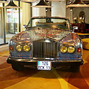 Acquise par un proche de Molitor à l’occasion d’une vente aux enchères au profit de la Fondation Abbé Pierre, l’ancienne Rolls Royce d’Eric Cantona graphée par JonOne accueille aujourd’hui les visiteurs dans le lobby.