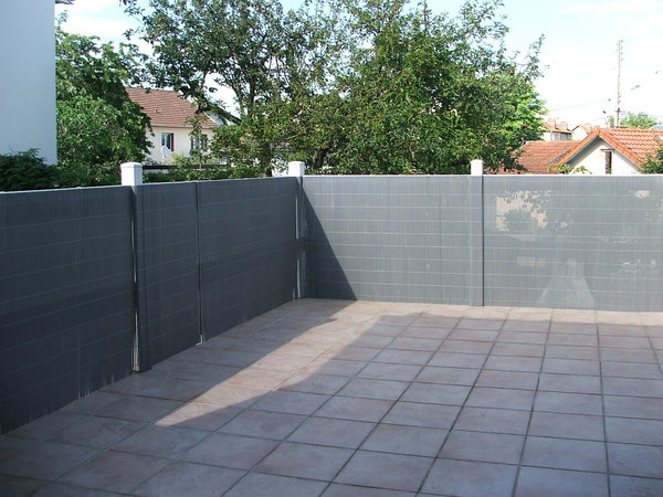 Après les 7 étapes illustrées, votre  brise-vue en canisse est parfaitement posé, et vous isole ainsi du voisinage, tout en coupant le vent.