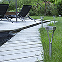 Pratiques la nuit, les bornes solaires Y se font discrètes le jour.