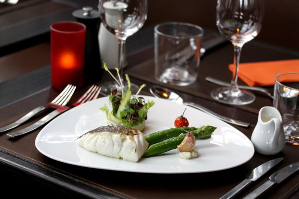 Déjeuner ou dîner, comme il vous plaira, dans un cadre sobre et très contemporain signé par le talentueux designer Patrick Jouin.