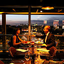 Sur réservation, l’ascenseur vous emmène depuis le Champ de Mars dans les hauteurs pour un repas inoubliable à 58 mètres altitude.