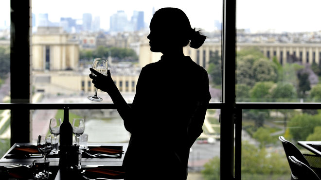 Le restaurant 58 Eiffel offre d'un côté une vue panoramique imprenable sur Paris, et de l'autre, une vue sur l'armature de la tour.