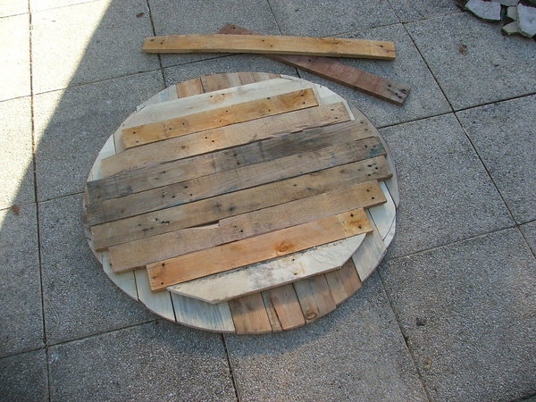 Etape 13 : Replacer l’ensemble des planches découpées sur une surface plane, puis sur le dessus placer les planches de renfort qui seront découpées légèrement inférieures au plateau circulaire, puis ensuite placées perpendiculairement.