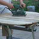 Etape 15 : Retourner le plateau et poncer la surface totale dans le sens des fibres du bois. Cette opération donnera un état de surface régulier.