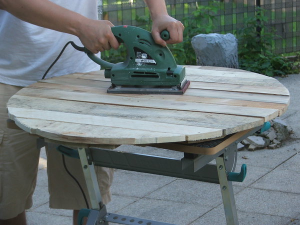 Etape 15 : Retourner le plateau et poncer la surface totale dans le sens des fibres du bois. Cette opération donnera un état de surface régulier.