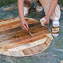 Etape 16 : Appliquer sur les deux faces du plateau une couche d’huile de lin, afin de nourrir le bois qui sera exposé aux différentes intempéries par la suite.