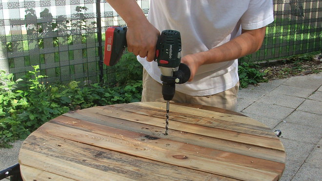 Etape 17 : Percer quatre trous inscrits dans une forme de losange d’un diamètre de 12 mm et centrés sur le dessus du plateau.