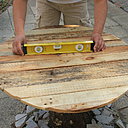 Etape 18 : Poser le plateau sur la souche du tronc et vérifier l’horizontalité à l’aide d’un niveau à bulle.